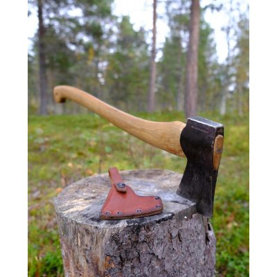 Gränsfors Bruk Small Forest Axe handle and sheath to the rescue of this Norwegian Øyo axe head. A perfect combination 🪓

#øyoøks #axe #axejunkies #øks #axes #yx #gransforsbruk #axerestoration