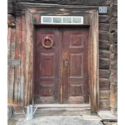 A few of the many faces (doors) of Røros 🚪

We always love to wander around Røros, a UNESCO World Heritage site known for its centuries-old copper mines and remarkably preserved wooden buildings, many of which date back to the 1700s and 1800s!

#røros #hedmark #norge