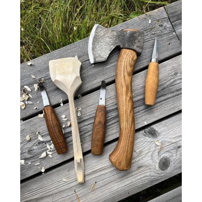Couldn’t quite recall what tools I had in my Norwegian tool basket. You could say I was rather pleased with what awaited me!

Svante Djärv Big Spoon Knife (Left and Right), Kalthoff Small Carver, and Mora 120.

All available at www.woodsmith.co.uk

#spooncarving #slöjd
